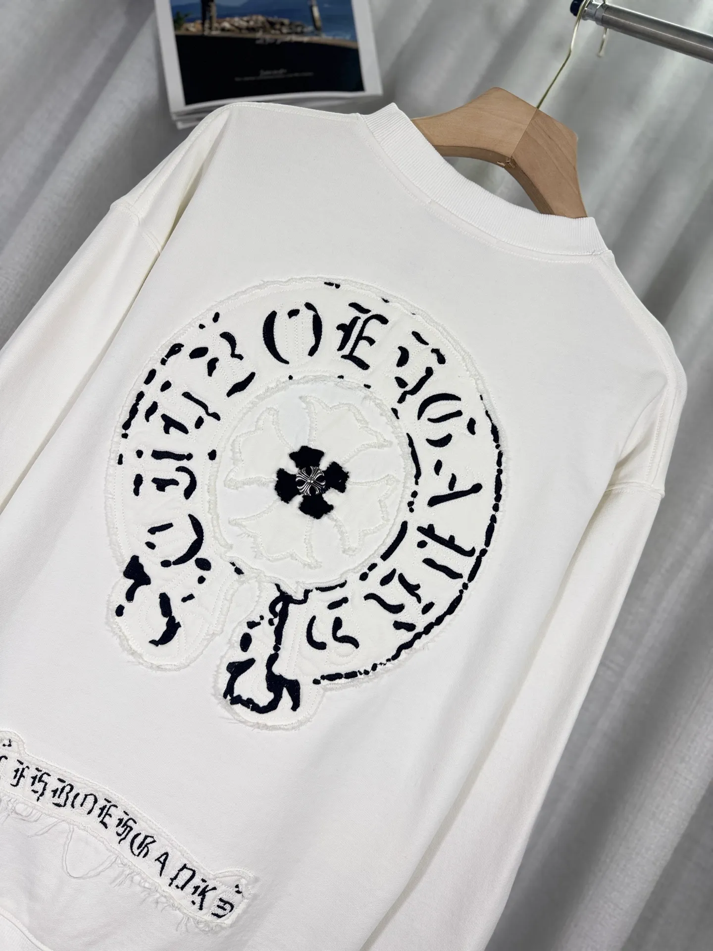 P260 top version, real shot without P, ​​different from market currency) 𝗖𝗵𝗿𝗼𝗺𝗲 𝗛𝗲𝗮𝗿𝘁𝘀/Cro Heart 2025 washed patch embroidery autumn and winter new original single counter American laser burnt 3D three-dimensional color embroidered couple casual sweatshirt 👑The highest version! Customized fabric 420g tripe terry fabric! American acid-washed and distressed original fabric laser burnt ✟appliqué embroidery and exquisite embroidery of letters! The best-selling model in the counter, very comfortable to wear. Accessories: original molded and authenticated collar label➕100% silk wash label. Genuine purchase-grade original hangtag➕matching hanging rope➕3D hanging beads➕original packaging bag. Craftsmanship: The original version has consistent wiring! The highest version of the armhole matching technique! Color: White Black Size: S M L XL Style No.: 25-303